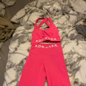 Träning  - Ett träningsset. Väldigt sköna och sitter sjukt bra. Tyvärr kan jag inte ha den längre. Det är öppet där bak som ett X på ryggen❣️