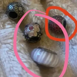 Pandora - Dessa 2 pandora berlocker (reserverade för Lisa).