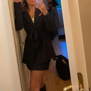 Blazer Hanna Schönberg - Blazer från NA-KD (Hanna Schönberg) bra skick. Storlek 36. 150kr