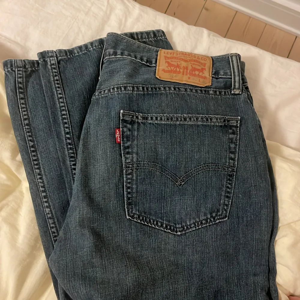 Så fina Levis jeans i riktigt bra skick🙌 Säljer då jag har flera liknande! OBS! De är mörkblå, första bilden visar färgen bäst 🌟. Jeans & Byxor.