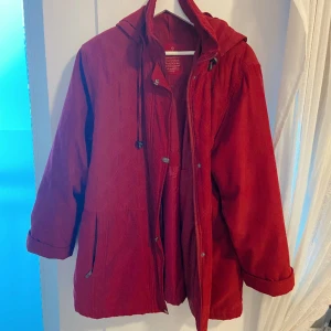 röd vinterjacka - säljer en fin röd vinterjacka hihi. väldigt mysig och haft den som oversized!! sömmen i slutet av dragkedjan har lossnat lite vilket syns i sista bilden, går enkelt att sy igen/laga men har varit lat och använt den som vanligt ändå heh
