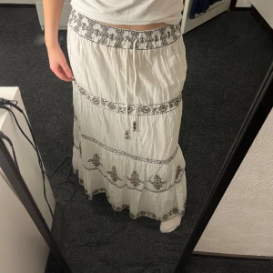 Kjol - Långkjol från zara som endast är använd 2 gånger! Perfekt till sommaren. Tryck gärna på köp nu!!! Skriv för frågor🩷🩷🩷