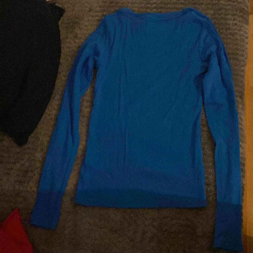 En jättefin blå tajt tröja som är i jättebra skick, använd max 3 gånger.. Tröjor & Koftor.