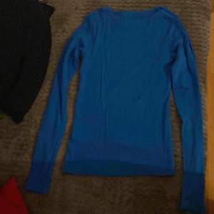 En jättefin blå tajt tröja som är i jättebra skick, använd max 3 gånger.