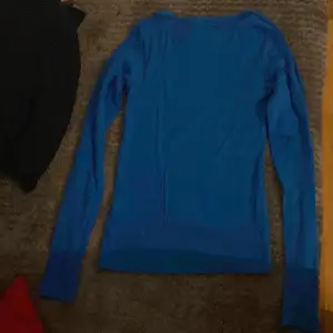 En jättefin blå tajt tröja som är i jättebra skick, använd max 3 gånger.