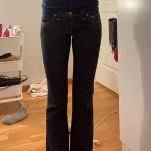 Super Coola jeans ifrån denim bird! Står ingen storlek men jag uppskattar att dom är i storlek 34! Raka ben❤️