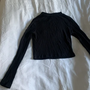Svart slimmad top  - XS Svart ribbad kroppsformare 