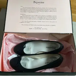 Repetto klackskor i orginal box Nypris runt 2500kr Lite slitna på insidan men jätte fint skick på utsidan, reporna är inget man ser när man har på sig dom