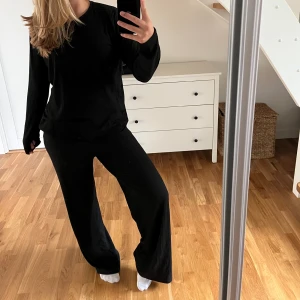 Mys-set Nelly (både tröjan och byxorna) - Ribbat mys-set från Nelly. Både tröjan och byxorna är i stl M och går att köpa separat, tröjan för 80kr och byxorna för 100kr💞