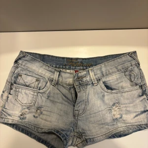 Jeansshorts  - Korta lågmidjade shorts med fina detaljer runt om fickorna💕 Har köpt shortsen begagnat men tyvärr passade dem ej😪