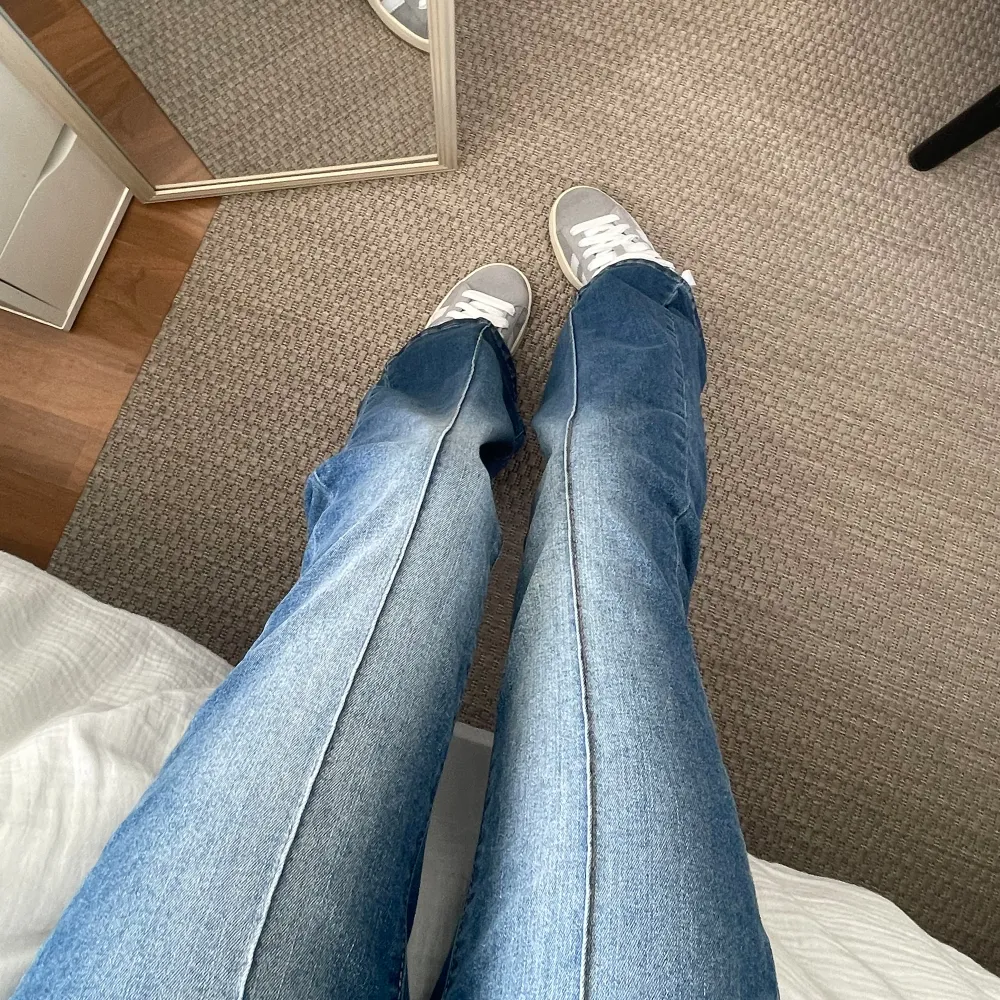 Säljer mina blåa byxor. Vet ej vart dessa är ifrån men den är lik de från Nelly. De är i jätte bra skick och sydda lågmidjade💋. Jeans & Byxor.