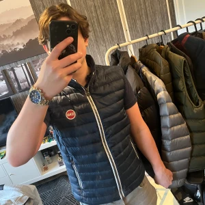 Colmar väst - En riktig snygg Colmar väst i toppskick. Den passar perfekt runt 181-185. Hör av er vid funderingar