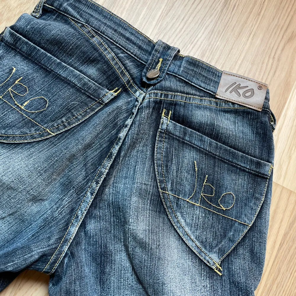 ett par vintage jeans köpta 2nd hand i amsterdam ! i okej skick, priset är diskuterbart! . Jeans & Byxor.