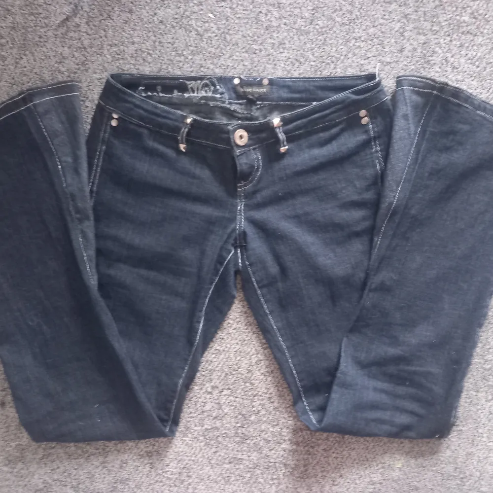 Mörkblåa lågmidjade jeans . Jeans & Byxor.
