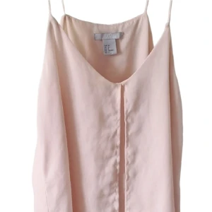 H&M blus - En fin & rosa blus ifrån H&M 💕 Aldrig använd då den inte passade mig så bra. Storlek 34 (XS) inga defekter, som ny!