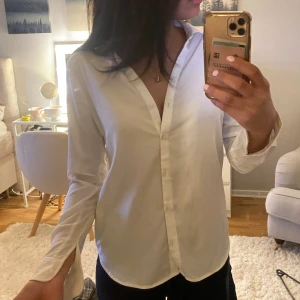  Skjorta  - Säljer min jätte fina skjorta då ja aldorg använd och tar bara upp i garderoben, den är i satin tyg så jätte skön material 