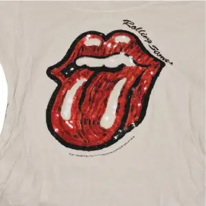 En vit Rolling Stones tröja med paljetter som orginiellt är ifrån 2011 men aldrig kommit till användning. Inga hål, fläckar mm. ❣️