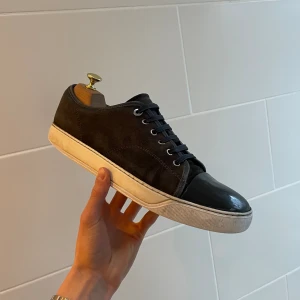 Lanvin skor  - Hej! Säljer nu dessa super snygga lanvin skor. Skorna är i fint skick 7.5/10. Med skorna medföljer dustbag 