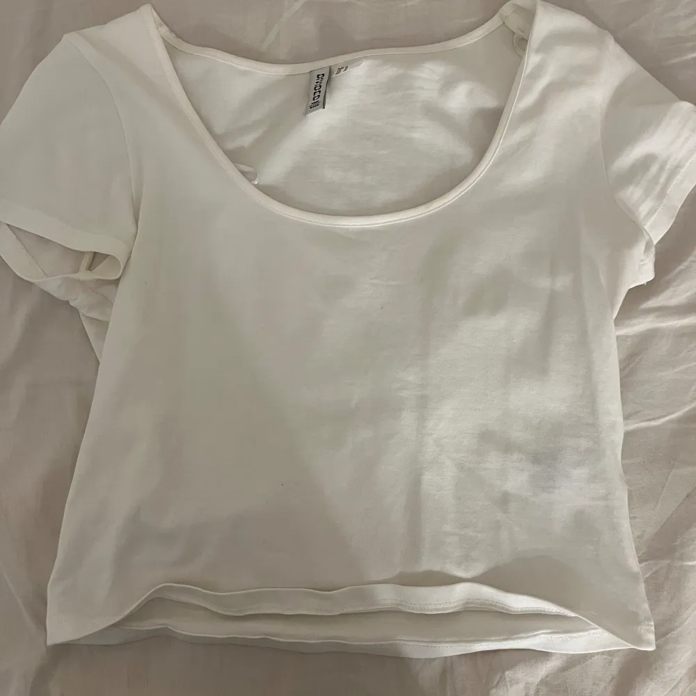 Kort vit T-shirt från H&M, storlek M. . T-shirts.