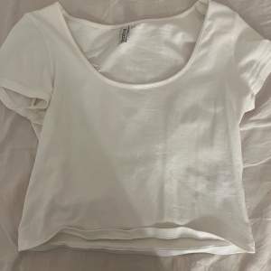 Kort vit T-shirt från H&M, storlek M. 