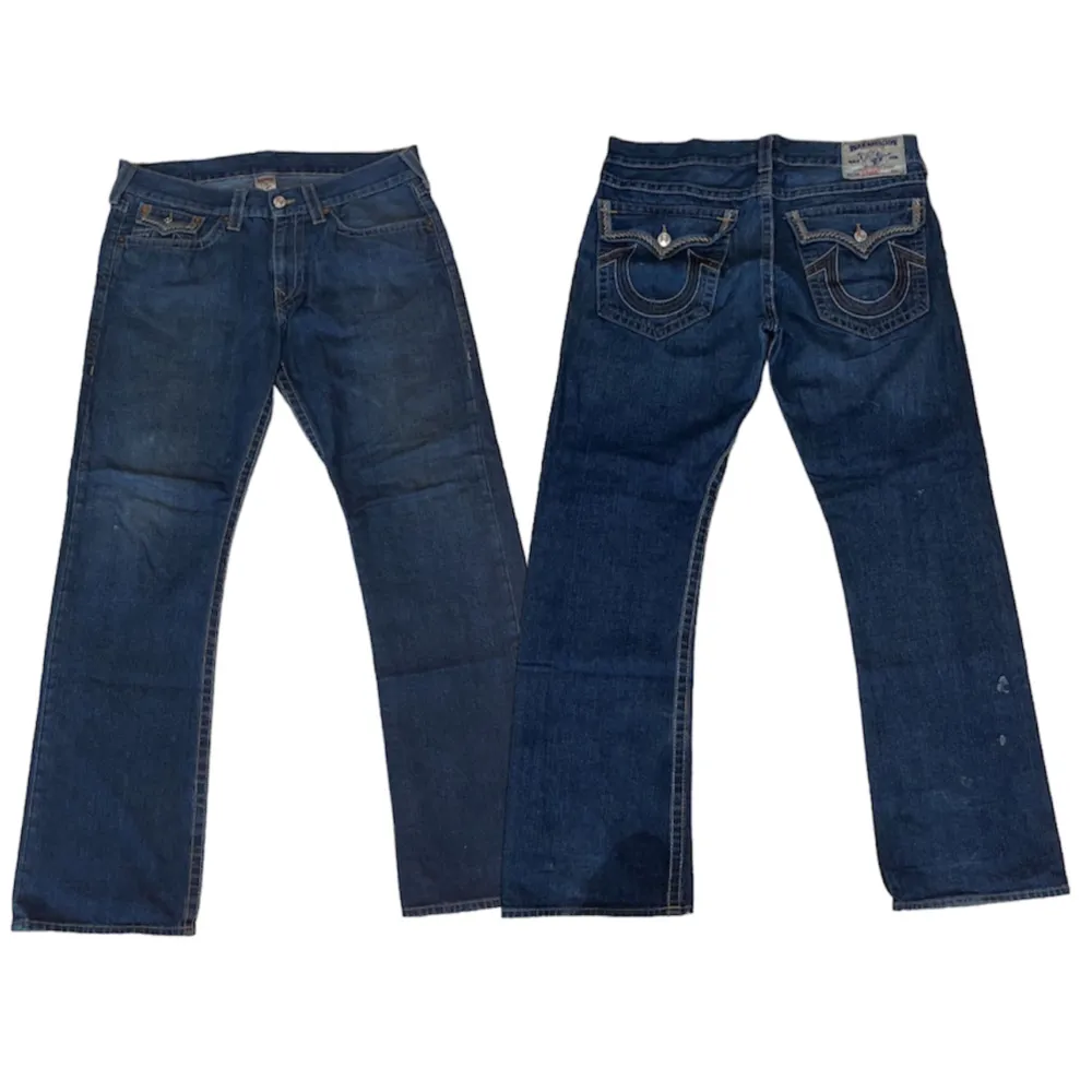 True Religion jeans straight fit. Har små hål (bild 4) W36 [Ytterbenslängd 109cm] [Innerbenslängd 79cm] [Midja 48cm] [Benöppning 24cm]. Jeans & Byxor.