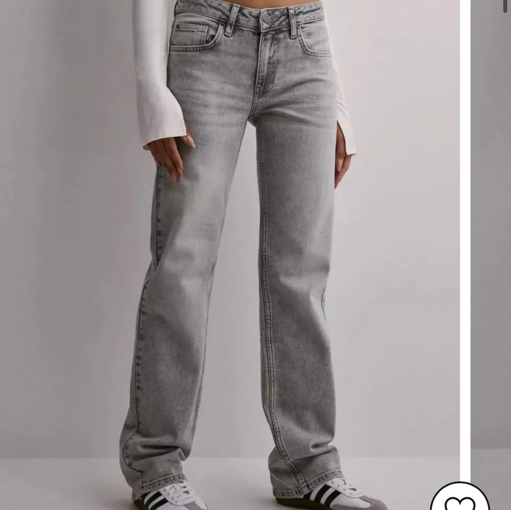 säljer dessa helt nya low waist straight jeans i färgen grå från nelly, råkade köpa fel strlk och har tappat bort kvittot, pris lappen kvar! nypris 599kr!. Jeans & Byxor.