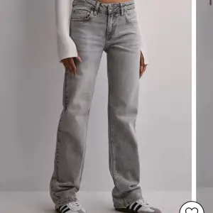 säljer dessa helt nya low waist straight jeans i färgen grå från nelly, råkade köpa fel strlk och har tappat bort kvittot, pris lappen kvar! nypris 599kr!