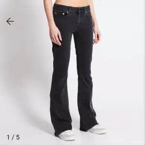 Snygga utsvängsda jeans från lager 157. Orginalpris 400kr o säljer för 250. Då jag tvättat de några gånger har de blivit lite gråa, men annars är dom i bra skick! Tveka inte om att ge prisförslag!! 💖😉
