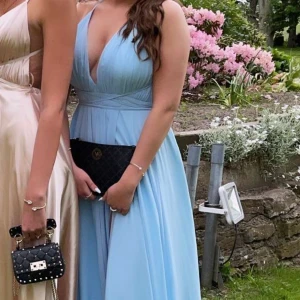 Balklänning  - Balklänning youmefashion, strl 4 S/M💙 Super fin ljusblå färg passar perfekt nu till studentbalen. Öppen rygg med valfritt sätt att knyta med band. Endast använd under några timmar på middag, super fint skick ☀️