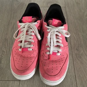 Snygga rosa airforce 1’s - Nike skor, inte använda så många gånger. Köpta i en Nike butik i Florida, jag saknar boxen den kom i. Priset kan gå ner!