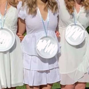 klänning - så fin klänning från zara, dock väldigt skrynklig på bilderna (kolla sista för en rättvis bild) passar perfekt till studenten💖