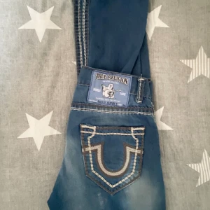 True Religion jeans  - Low waist vintage jeans. Fina byxor med relativt bra skick. Om du har funderingar om mått eller mera så är det bara att skriva. Pris  kan alltid diskuteras💕
