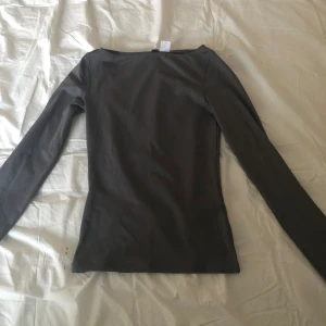 Super snygg tröja - Tröjan är i storlek xxs men passar även xs. Den är bokat neck och är använd två gånger. Köpt för 100 kr på H&M.