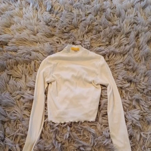 Vit långärmad tröja - Väldigt fin till sommaren. Kommer från Gina Tricot.Lite genomskinlig. Knappt använd 😘