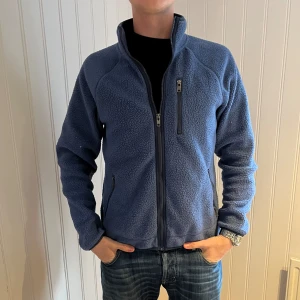 Fleece jacka - Säljer denna snygga fleece jackan som är perfekt för våren | skick: 8,5/10 | Pris: 249kr | Storlek M | Modellen på bilden är 187cm | Fraktar via PostNord och Instabox på köparens bekostnad:)  Hör av dig vid frågor och funderingar mvh
