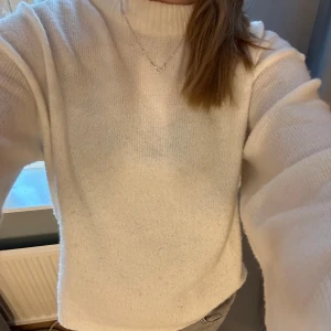 Stickad vit tröja - Säljer denna sjukt snygga stickade vita tröjan från h&m, använd några gånger men i bra skick, säljer pågrund av den inte passar på just mig. Skriv om fler bilder & funderingar.❤️😊