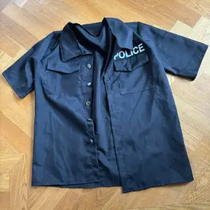 En skjorta i syntetiskt material från en polisutklädnad.