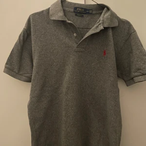 Ralph Lauren pike - Grå Ralph Lauren pike i storlek S. Skriv gärna frågor vid funderingar, priset är ej hugget i sten.