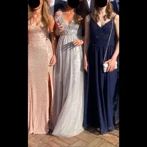 Hjälper min kompis att sälja hennes super fina balklänning! (Klänningen i mitten) ❤️❤️ 
