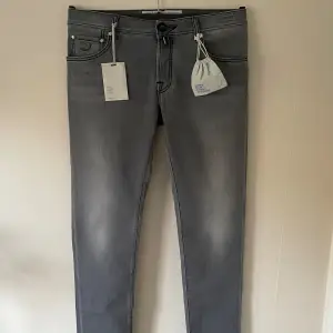 OBS: INGA BYTEN | Helt nya Jacob Cohen jeans med alla tags kvar, parfymerade i deras signatur-doft. Modellen är 622, går att hitta på care of carl för 6 tusen | Storlek: W34 | Skick: 10/10 | Skriv gärna vid funderingar!