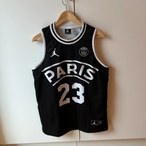 Jordan basketlinne - Basketlinne JORDAN 23, storlek M. Perfekt en varm sommardag på basketplanen eller till gymmet💣  [ OBS, köper du fler varor bjuder jag på frakten🤌🏻]