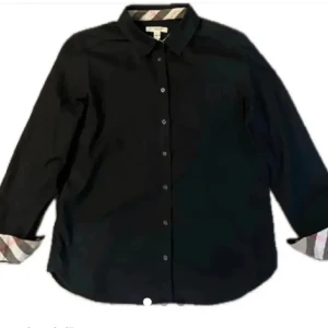 Burberry skjorta - Hej säljer min burberry skjorta som är för liten den ör knappt använd och ör i jätte bra skick 10/10 vid snabb affär kan priset förhandlas (äkta)