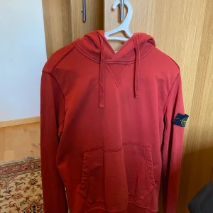 Stone island hoodie (Röd) Stl: S - Säljer min Stone island hoodie. Den är använd men har tagits bra hand beroende på dess värde.  Nypris 3500-4000kr Säljer för 1480kr Då mamma slängde kvittot… 