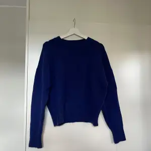 Stickad tröja i en klarblå färg 💙tröjan är i väldigt bra skick 