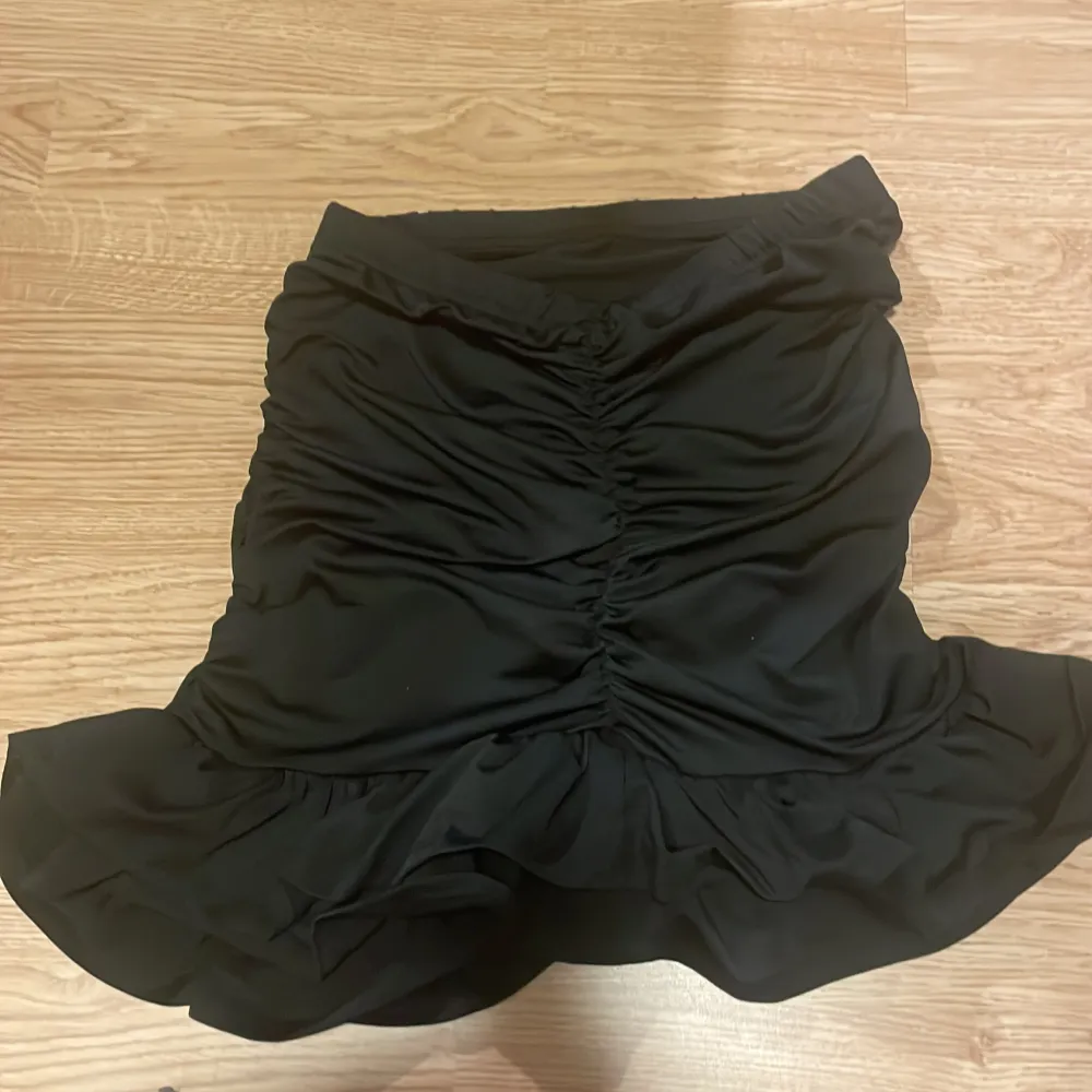 Jätte fin kjol den SHEIN! Den har använts 3 gånger. Inga hål eller fläckar💕 Har en booty-scrunch Scrunch på sidorna också Skriv om du har frågor!❤️. Kjolar.