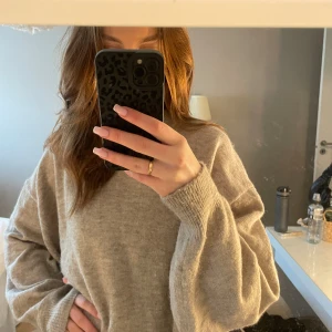 Stickad tröja beige - Använd fåtal gånger. Snygg overzised🩷