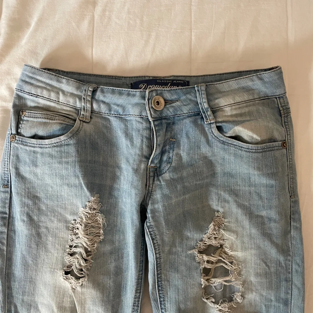 Fina lågmidjade jeans med hål, raka i benen, midjemått 38 cm o inerbenslängden 78 cm🌸. Jeans & Byxor.