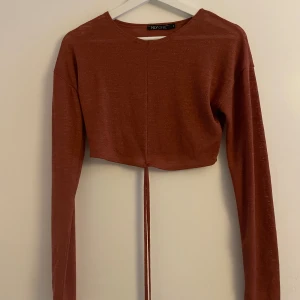 Magtröja - Lite genomskinlig magtröja med snörning runt midjan. Skulle säga att den är rost-färgad orange/brun. Knappt använd💗