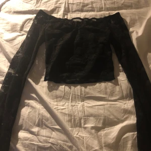 Snygg spets topp - Storlek xs och den är gjord spets. Har utsvängda ärmar och är en cropped tröja. 