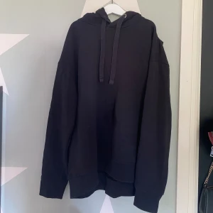 Hoodie - En basic svart hoodie som är så fin o skön🫶💕 Storlek M o sitter snyggt på mig som har xs om man vill ha den oversized. Bra skick, några småfläckar men inget som syns på o dom går förmodligen bort i tvätten🌷✨ Hör av dig om du har några funderingar🫶